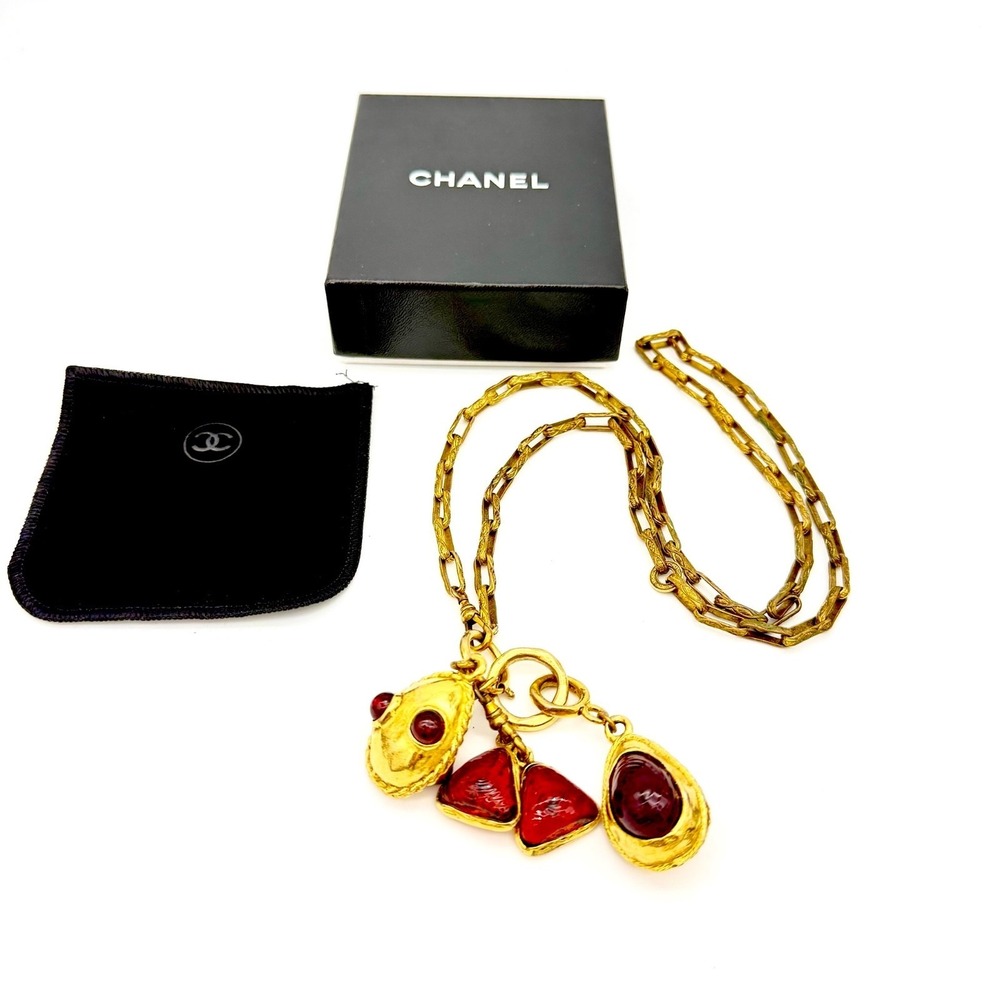1970s CHANEL Gripoix Necklace Red Poured Glass Cluster 29" Gilt Chain VTG 105g - Picture 2 of 16